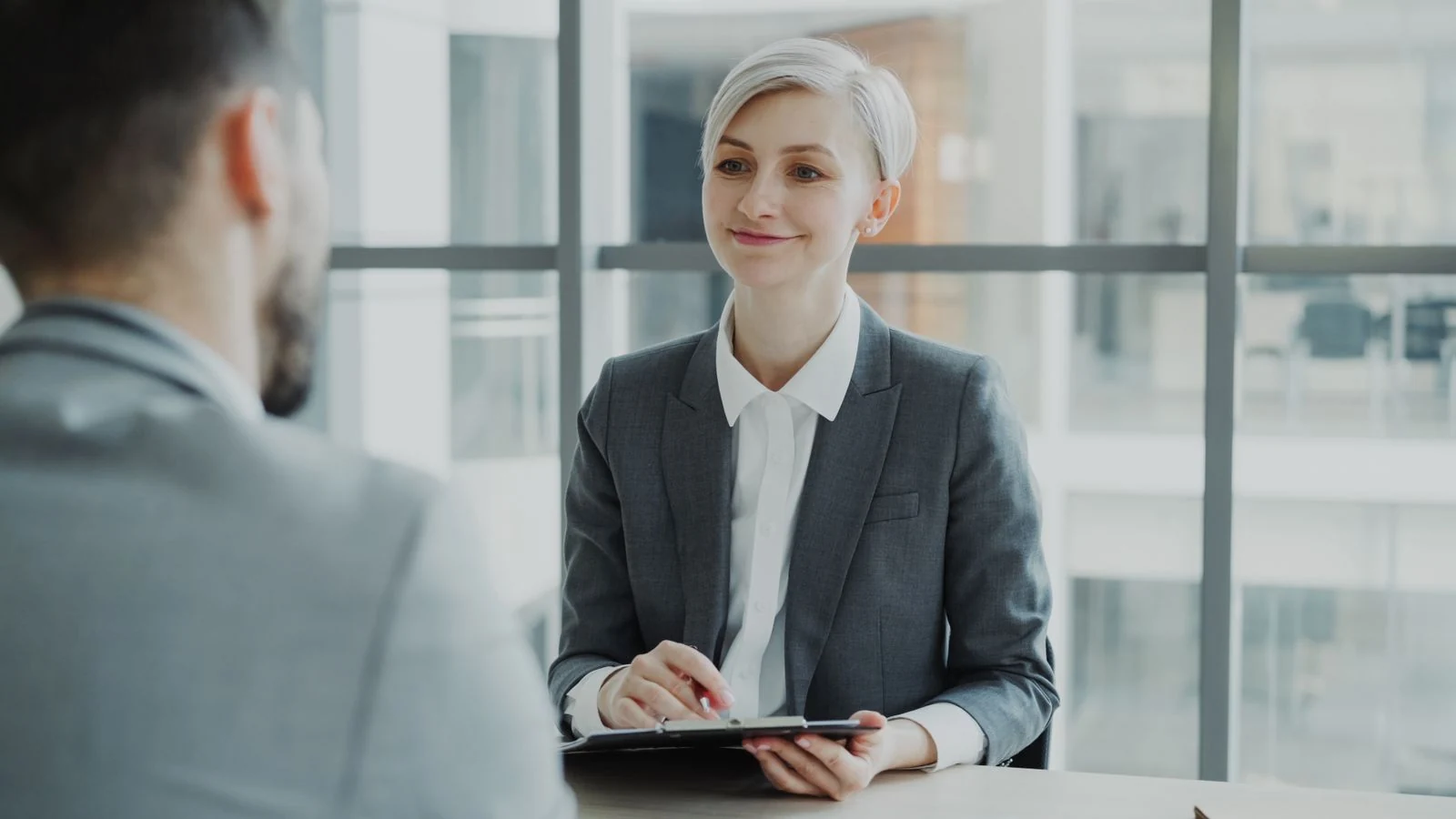 Illustrative one-on-one conversation between a recruiter and a job seeker